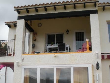 hek van balkon weg bij vakantiehuis jalon