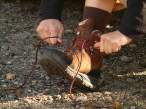 wandelschoenen veters strikken